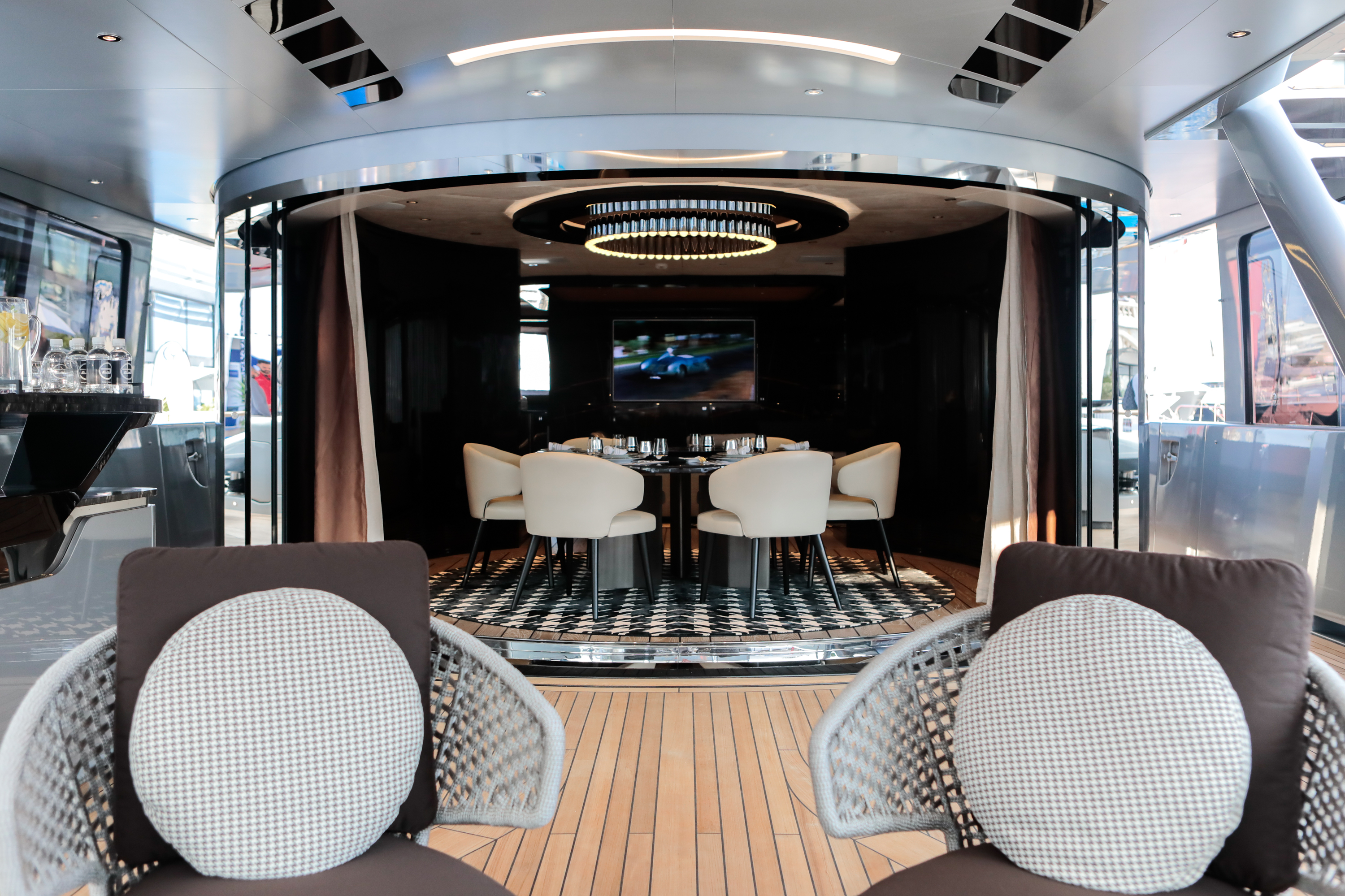 Mega-Yacht Deck und Salon